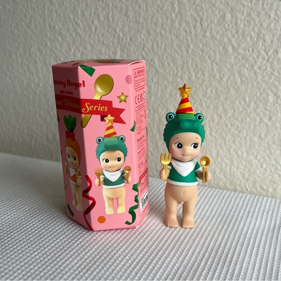 Sonny Angel Christmas Dinner Crocodile - Picture 1 of 9